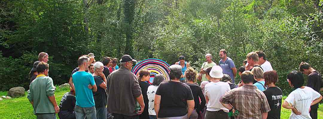 Moi-sonner, Vue de la balle de foin entourée des visiteurs lors du vernissage. Oeuvre Viviane Rabaud - Art participatif