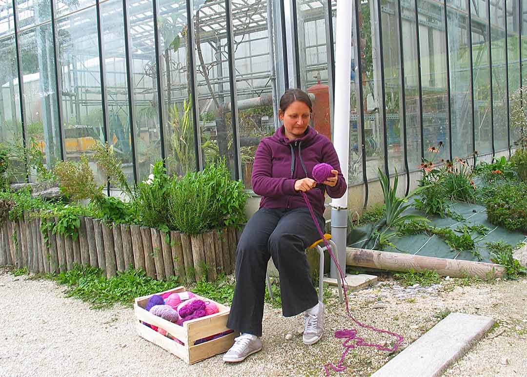 Moi-sonner, rencontre rembobinée, enroulement de la laine violette. Viviane Rabaud, art participatif