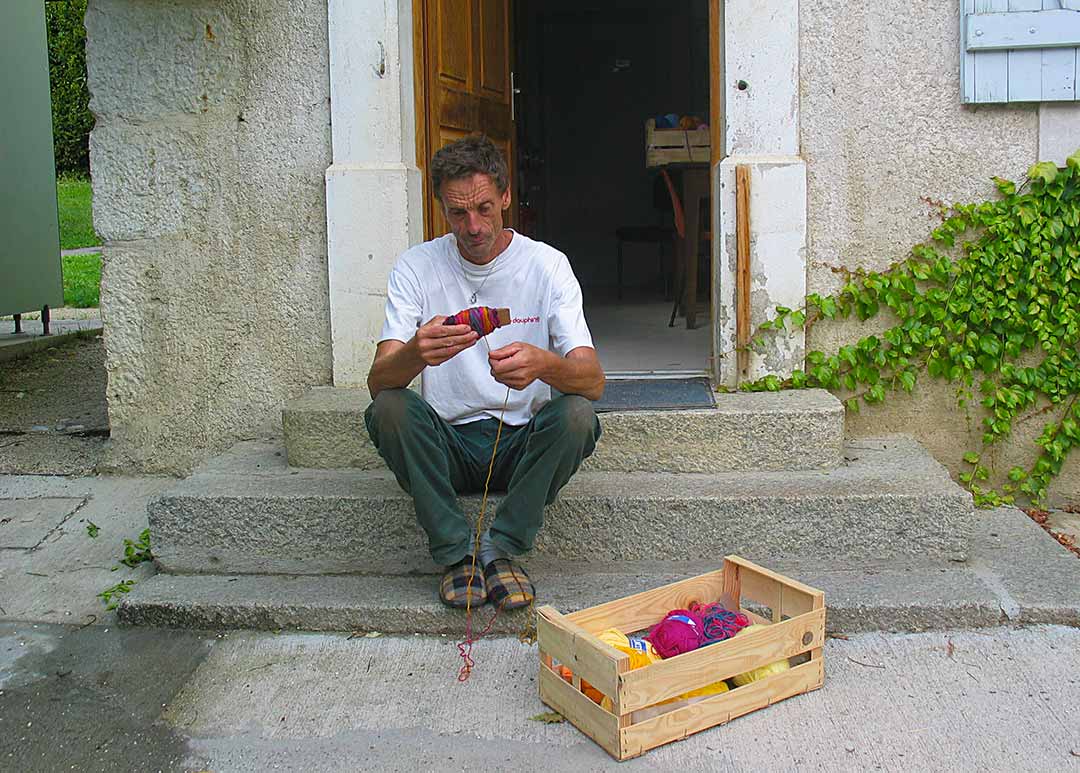 Moi-sonner, rencontre rembobinée, enroulement de la laine. Viviane Rabaud, art participatif