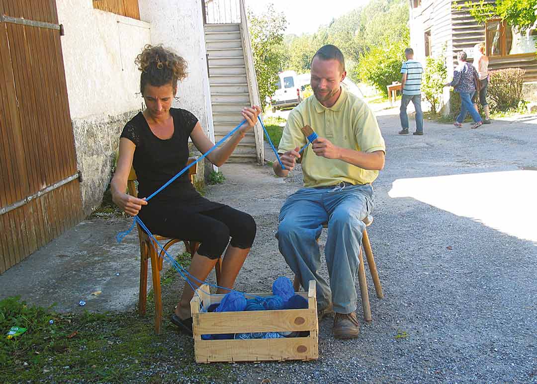 Moi-sonner, rencontre rembobinée, enroulement de la laine bleu. Viviane Rabaud, art participatif