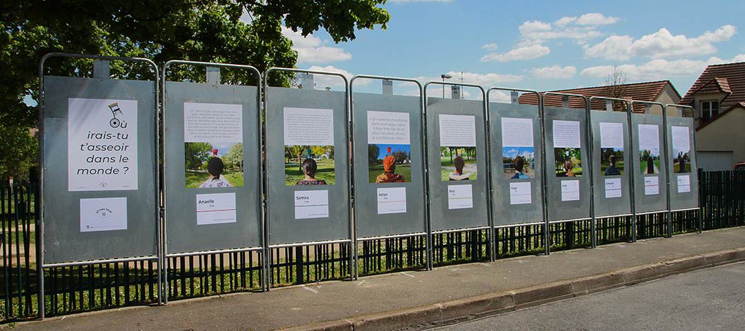 Sitting Tour, Chanteloup-les-Vignes, Quartier La Noé. Série de 9 portraits de dos avec témoignages et nombre de mètres de discussion, sur 5 panneaux éléctoraux. Chanteloup-les-Vignes. Art participatif, Viviane Rabaud