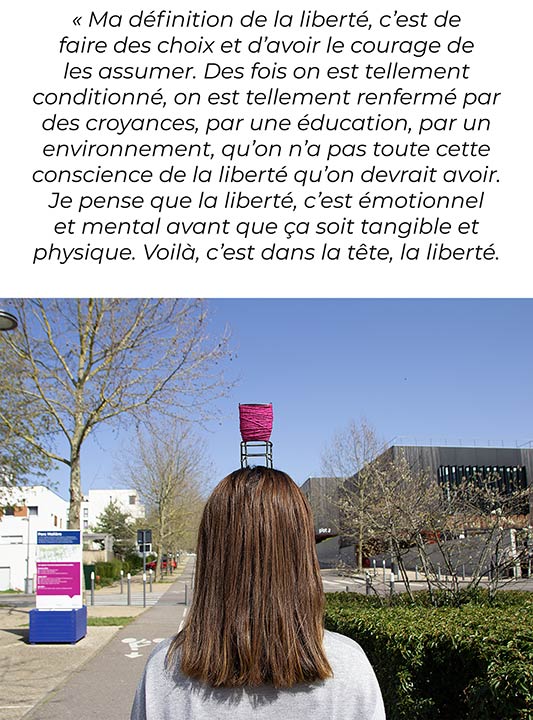 sitting-tour-viviane-rabaud-11 Sitting Tour. Détail affiche sur panneau éléctoral. Portrait de dos avec chaise et laine violette sur la tête. Les Mureaux. Art participatif, Viviane Rabaud