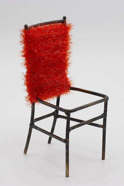 Sitting Tour. Détail d'une chaise enroulée de laine rouge à poils. Art participatif, Viviane Rabaud