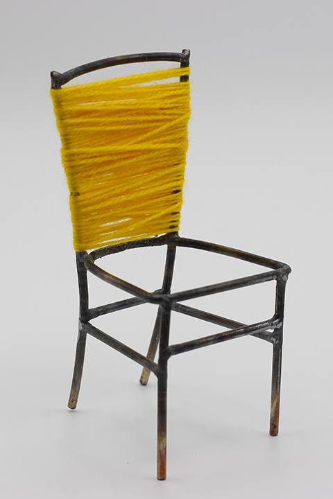 Sitting Tour. Détail d'une chaise enroulée de laine jaune. Art participatif, Viviane Rabaud