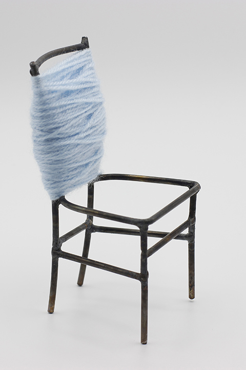Sitting Tour. Détail d'une chaise enroulée de laine bleu clair. Art participatif, Viviane Rabaud