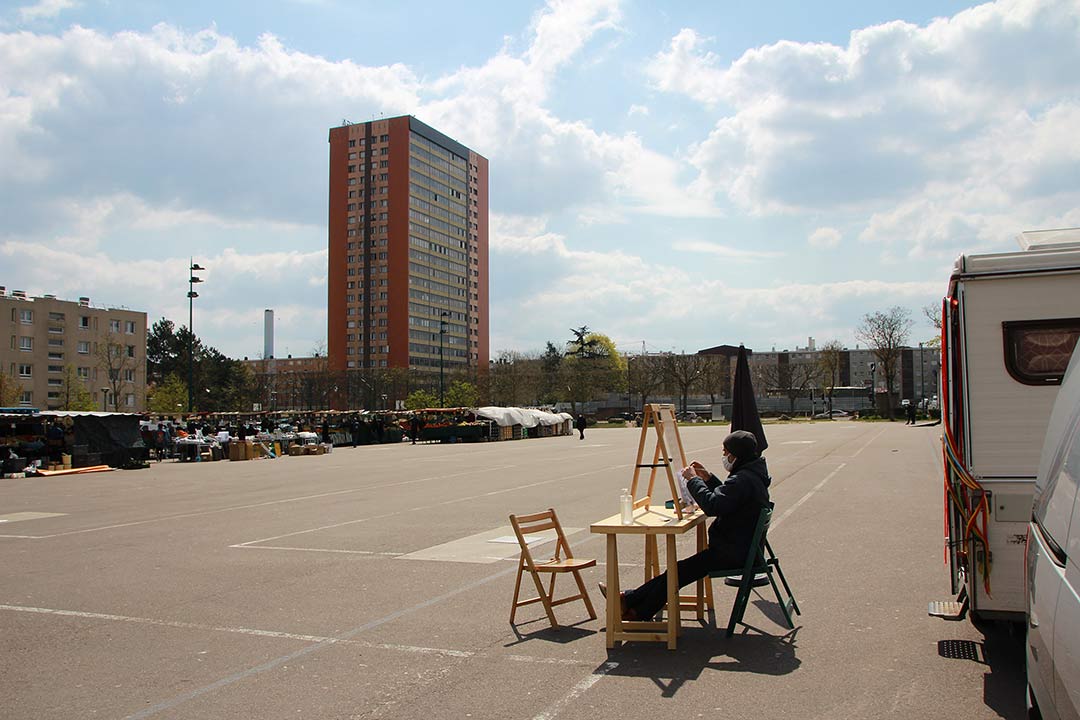 Sitting Tour. Détail affiche sur panneau éléctoral. Portrait de dos avec chaise et laine orange sur la tête. Les Mureaux. Art participatif, Viviane Rabaud