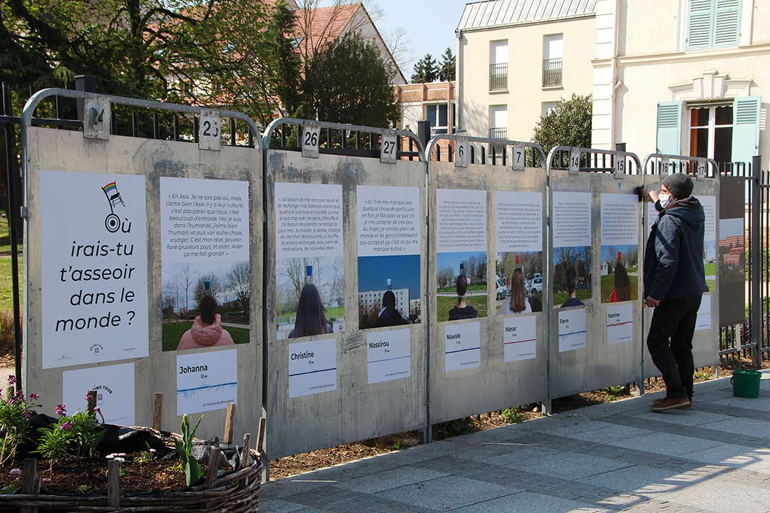 Sitting Tour. Détail affiche sur panneau éléctoral. Portrait de dos avec chaise et laine jaune sur la tête. Mantes-la-Jolie. Art participatif, Viviane Rabaud