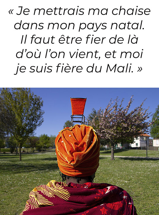 sitting-tour-viviane-rabaud-4 Sitting Tour. Détail affiche sur panneau éléctoral. Portrait de dos avec chaise et laine orange sur la tête. Les Mureaux. Art participatif, Viviane Rabaud