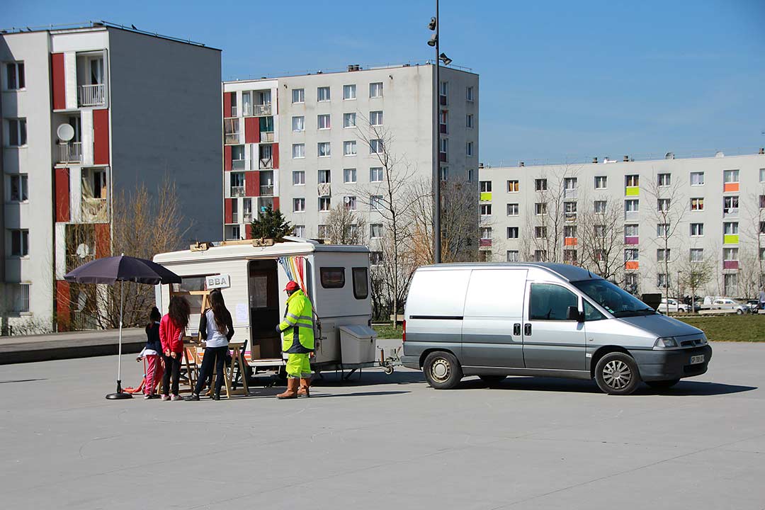 Sitting Tour, Les Mureaux, Quartier Vigne Blanche. Caravane du Bureau des Bilans Artistique, Tissage en extérieur, rencontre d'habitant. Art participatif, Viviane Rabaud