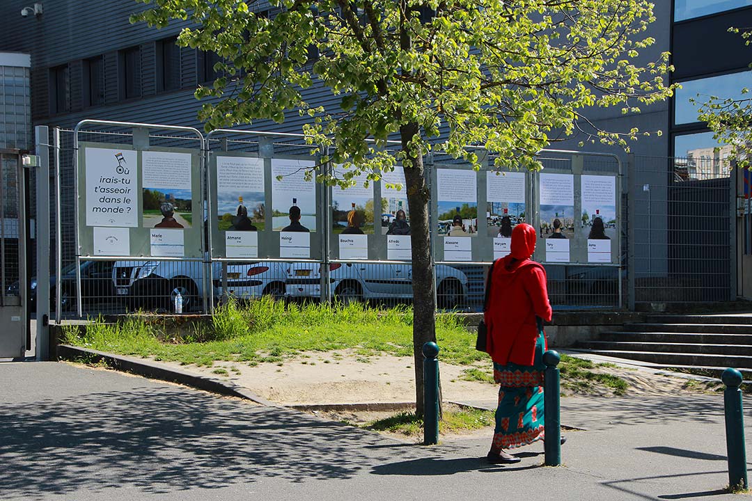 Sitting Tour, Mantes-la-Jolie, Quartier Val-Fourré. Série de 9 portraits de dos avec témoignages et nombre de mètres de discussion, sur 5 panneaux éléctoraux. Mairie annexe du Val-Fourré. Art participatif, Viviane Rabaud