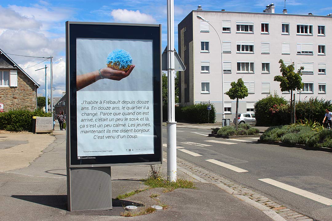 Portrait de main avec Pompon, témoignage retenu dans support publicitaire "sucette". Zone Artistique de Pomponnerie, Quartier Frébault-Polygone Lorient, Art participatif, Viviane Rabaud