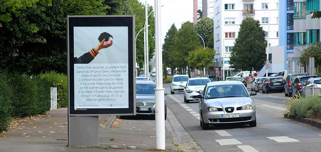 Portrait de main avec Pompon, témoignage retenu dans support publicitaire "sucette". Zone Artistique de Pomponnerie, Quartier Frébault-Polygone Lorient, Art participatif, Viviane Rabaud