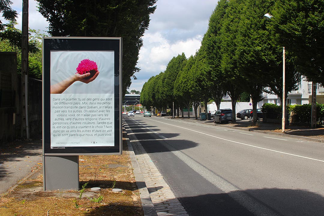 Portrait de main avec Pompon, témoignage retenu dans support publicitaire "sucette". Zone Artistique de Pomponnerie, Quartier Frébault-Polygone Lorient, Art participatif, Viviane Rabaud